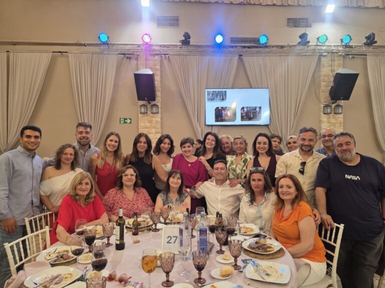 Grupo de personas disfrutando de una comida en un evento cultural