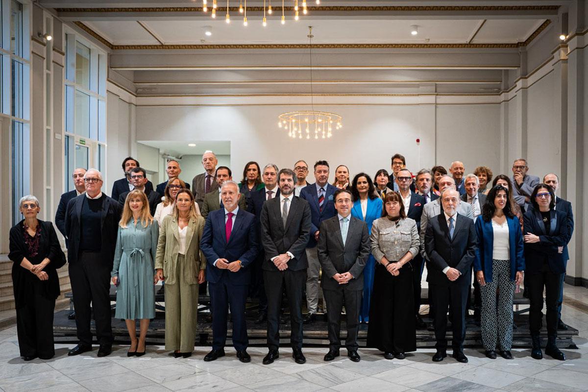Grupo de personas en la Comisión Nacional del Centenario de la Generación del 27