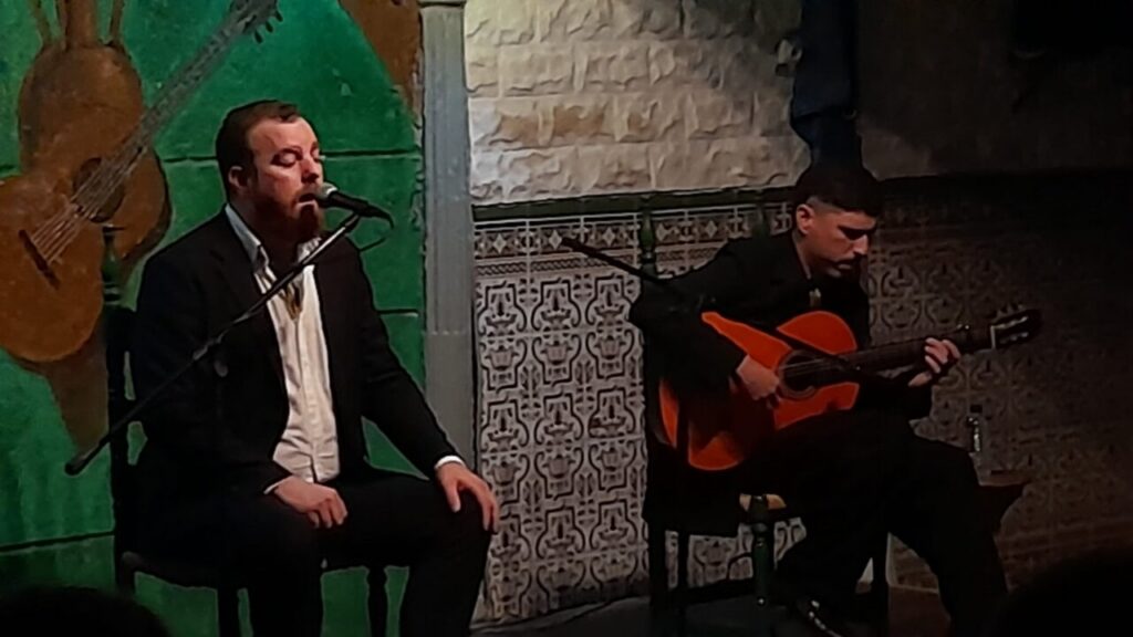 Antonio Cortés El Canito cantando en la Peña Solera Flamenca