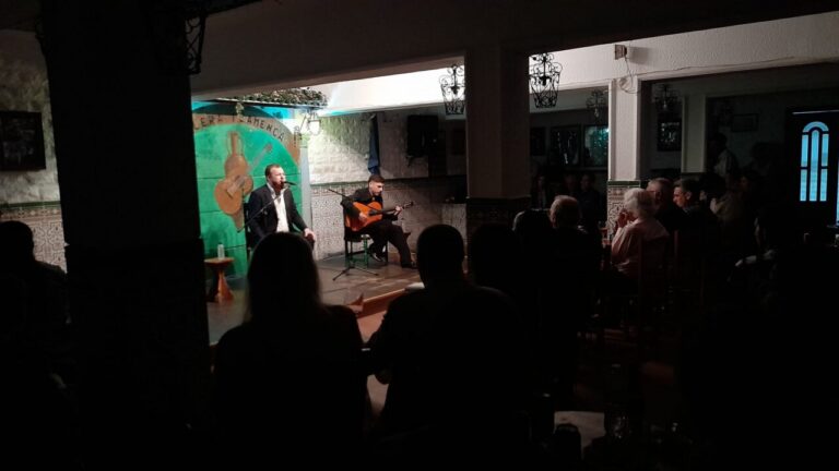 Antonio Cortés El Canito cantando en la Peña Solera Flamenca
