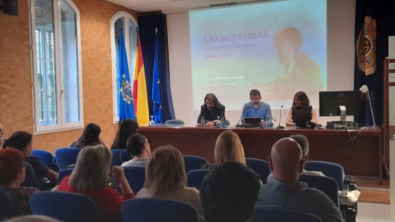 Cristina Hernández durante su conferencia sobre Las más sabias en la UNED