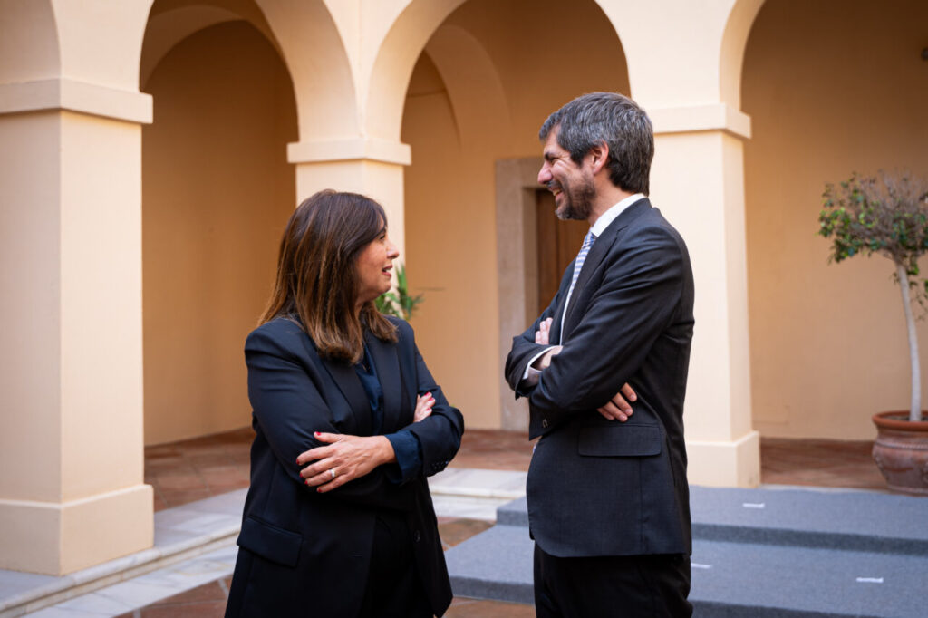 Dos personas conversando en la Conferencia Sectorial de Cultura en Melilla