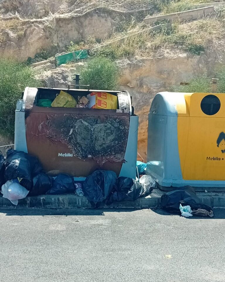Contenedor de residuos quemado en la calle Vía Láctea de Melilla