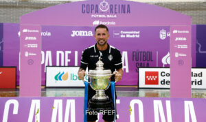 Gustavo Bravo sosteniendo la copa de la Reina de fútbol sala