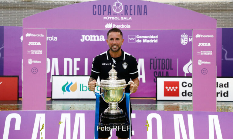Gustavo Bravo sosteniendo la copa de la Reina de fútbol sala