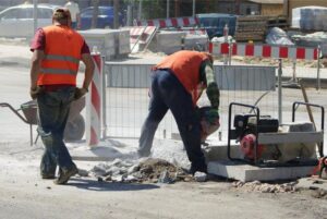 Trabajadores de la construcción en Melilla realizando labores de obra