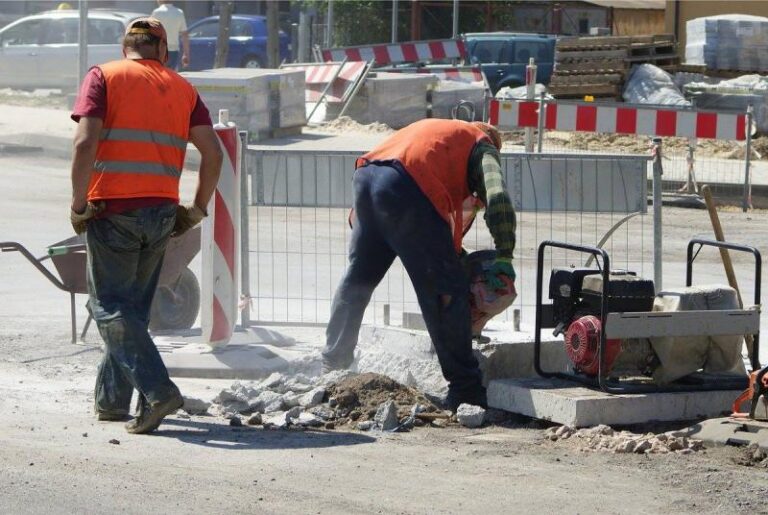 Trabajadores de la construcción en Melilla realizando labores de obra