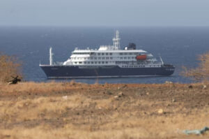 Crucero en el mar cerca de las Islas Canarias