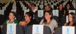 Estudiantes sonrientes en un aula durante los cursos de verano en Melilla