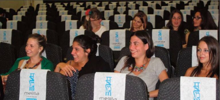 Estudiantes sonrientes en un aula durante los cursos de verano en Melilla
