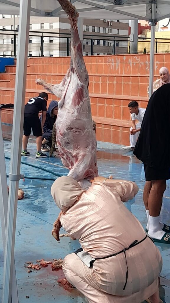 Melillenses realizando el rito del sacrificio durante Eid Al-Adha en familia.
