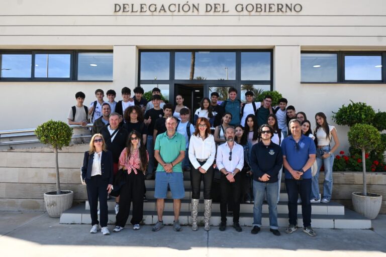 Grupo de estudiantes en la Delegación del Gobierno