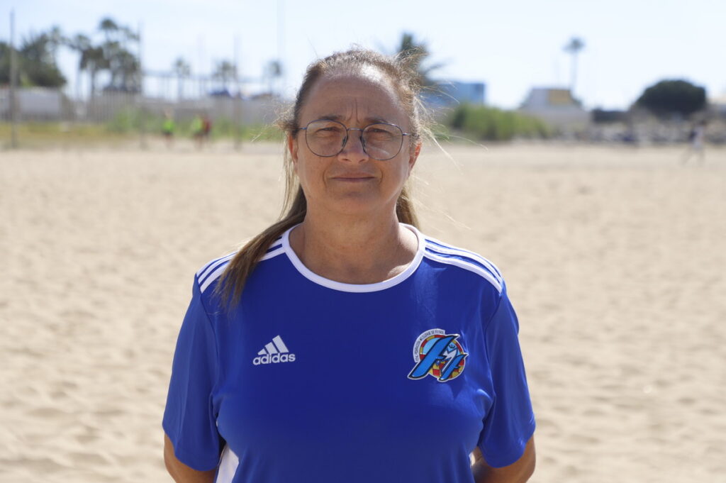 Delegada María del Mar Martín en la playa durante el campeonato de fútbol