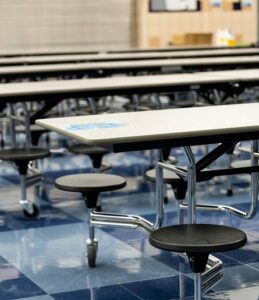 Mesas y sillas vacías en un comedor escolar
