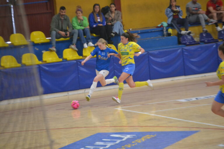 Jugadoras en un partido de fútbol sala entre Torreblanca y Alcorcón