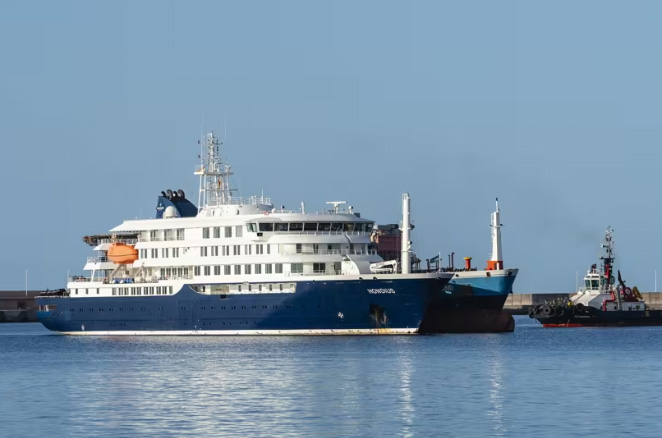 Crucero MV Hondius en el puerto durante el desembarco de pasajeros