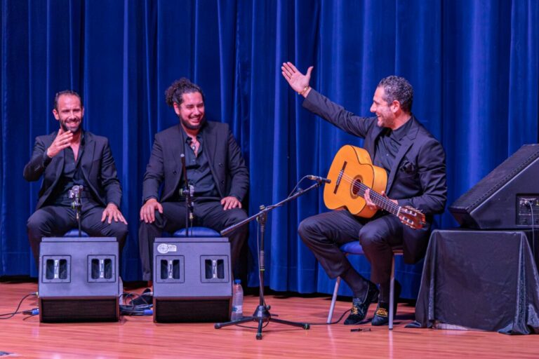 Diego del Morao actuando en la Muestra Flamenca de Melilla con su guitarra.