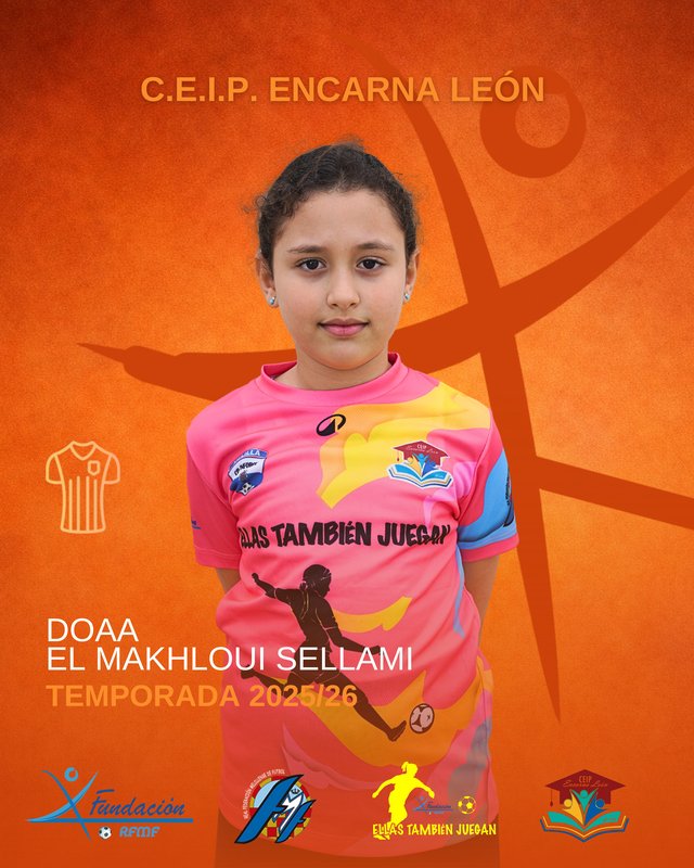 Niña con camiseta de fútbol del CEIP Encarna León