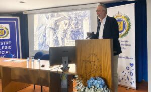 El doctor Ignacio Velázquez durante su conferencia sobre el dolor en Melilla
