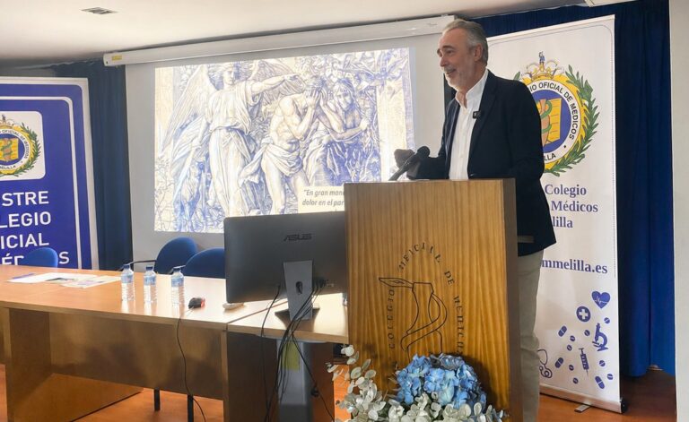 El doctor Ignacio Velázquez durante su conferencia sobre el dolor en Melilla