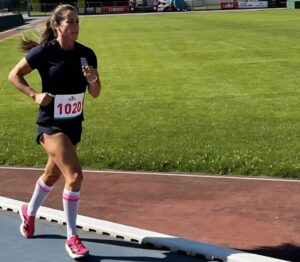 Adoración Alonso corriendo en el Encuentro Europeo Deportivo del 112 en Francia
