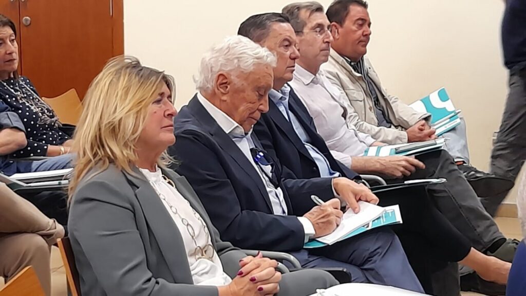 Asistentes a las IV Jornadas Jurídico-Laborales en Melilla discutiendo sobre absentismo laboral.