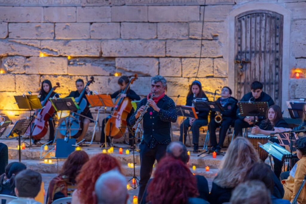 Músico tocando un instrumento en Melilla La Vieja durante el Día Internacional de los Museos