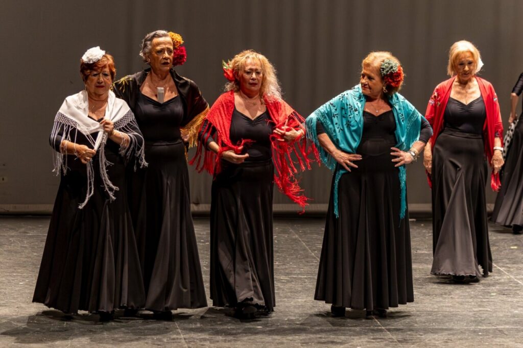Actuación de mujeres en el festival fin de curso en el Teatro Kursaal