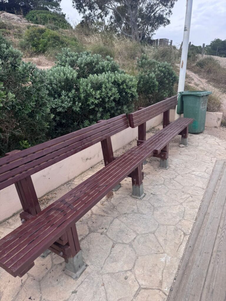 Bancos de madera y papeleras en el parque periurbano de Rostrogordo