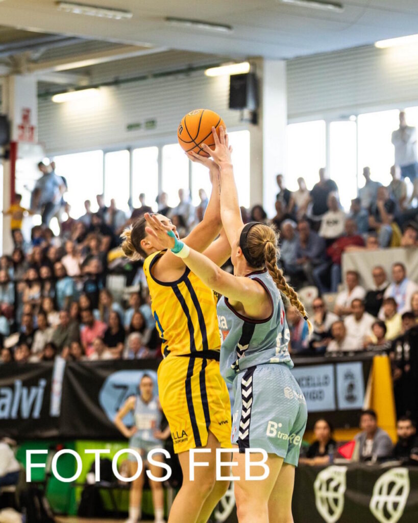 Jugadora lanzando a canasta en un partido de baloncesto