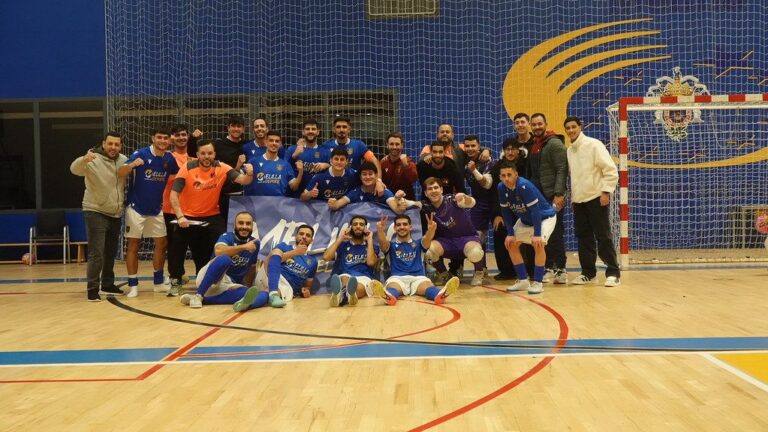 Equipo de fútbol sala Nueva Era Melilla celebrando una victoria