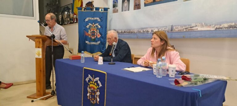 Reunión de la Casa Regional de Melilla en Barcelona con miembros y bandera