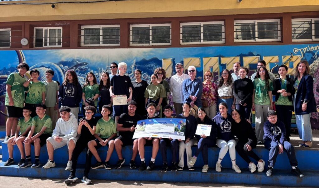 Grupo de estudiantes y profesores en la entrega de premios del concurso escolar de la ONCE