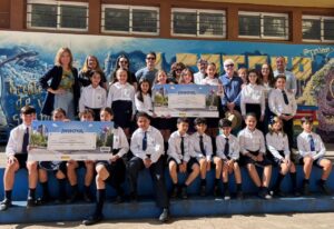 Grupo de estudiantes y profesores en la entrega de premios del concurso ONCE en Melilla