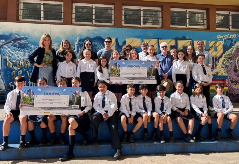 Grupo de estudiantes y profesores en la entrega de premios del concurso ONCE en Melilla