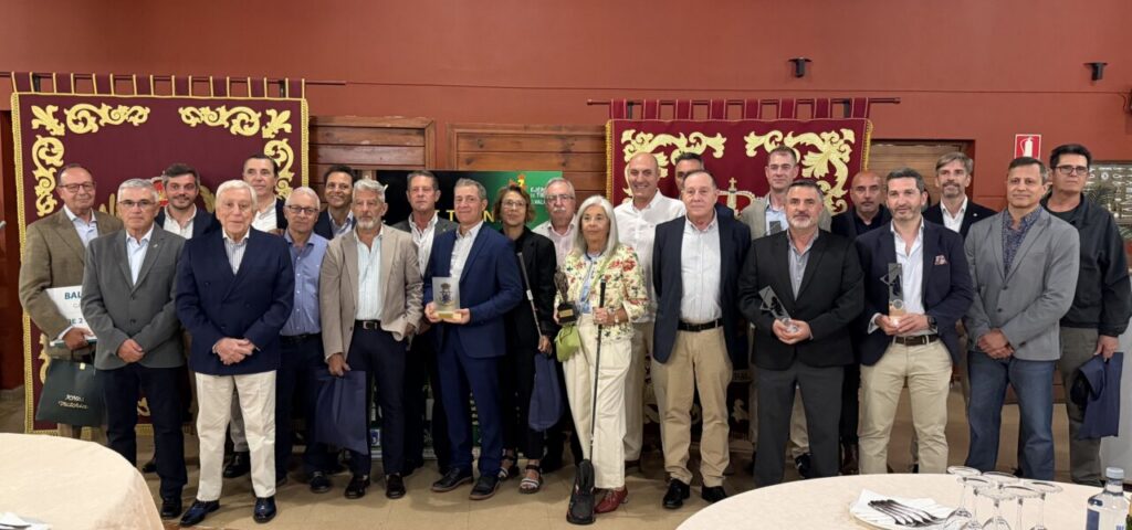 Grupo de ganadores y organizadores en la entrega de trofeos de golf