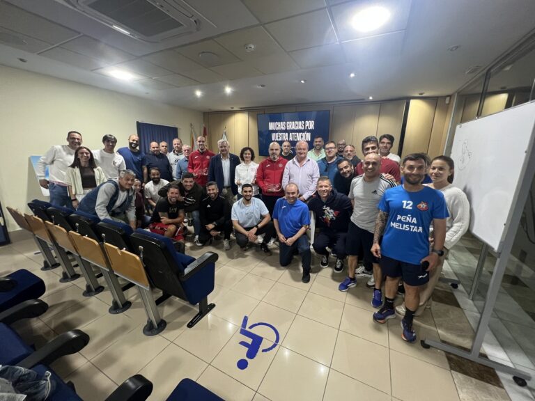 Grupo de entrenadores en jornada de reciclaje sobre fútbol sala femenino