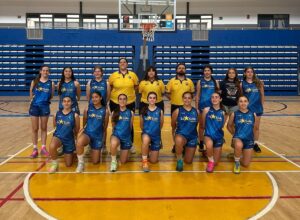 Equipo de baloncesto femenino de La Salle en la cancha