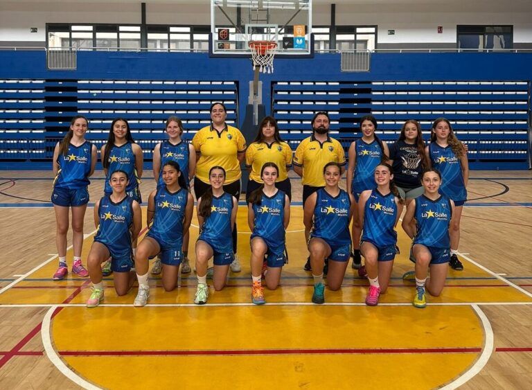 Equipo de baloncesto femenino de La Salle en la cancha