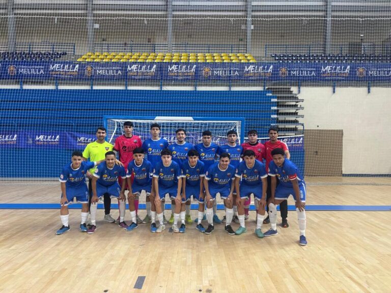 Equipo de fútbol sala Rusadir posando en el campo