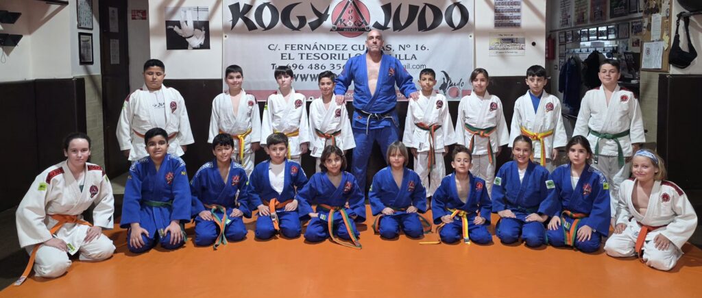 Grupo de judokas de la Escuela KogyJudo de Melilla en el tatami