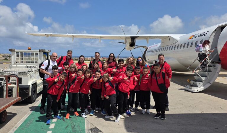 Grupo de judokas de la Escuela KogyJudo en el aeropuerto listos para viajar