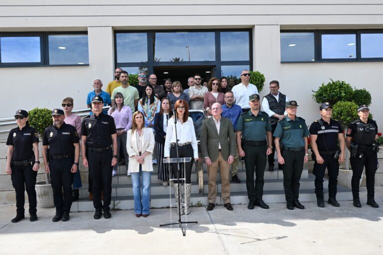 Grupo de policías y autoridades en un evento institucional al aire libre.