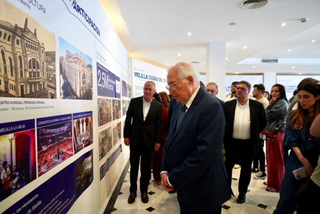 Autoridades observando paneles en la exposición sobre Melilla