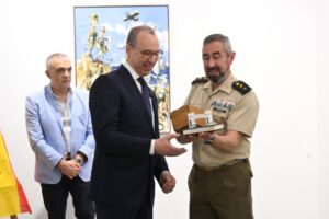 Inauguración de la exposición de José Manuel Esteban en la UNED con militares y autoridades.