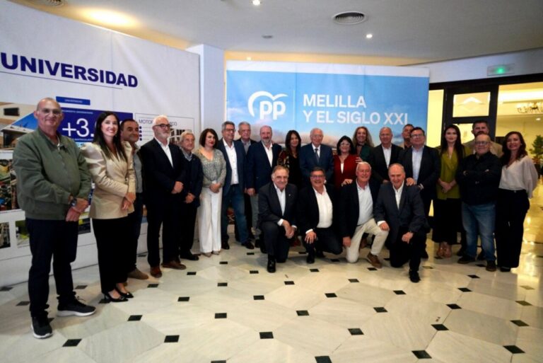 Autoridades en la exposición del PP sobre Melilla en los últimos 20 años