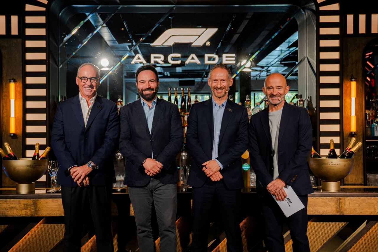 Inauguración de F1 Arcade en Madrid con varios asistentes en un ambiente elegante