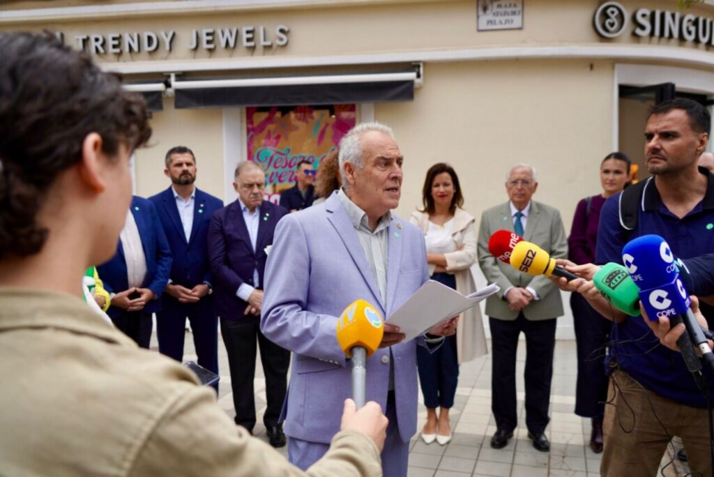Manuel Aznar leyendo un manifiesto en el Día de la Cuestación en Melilla