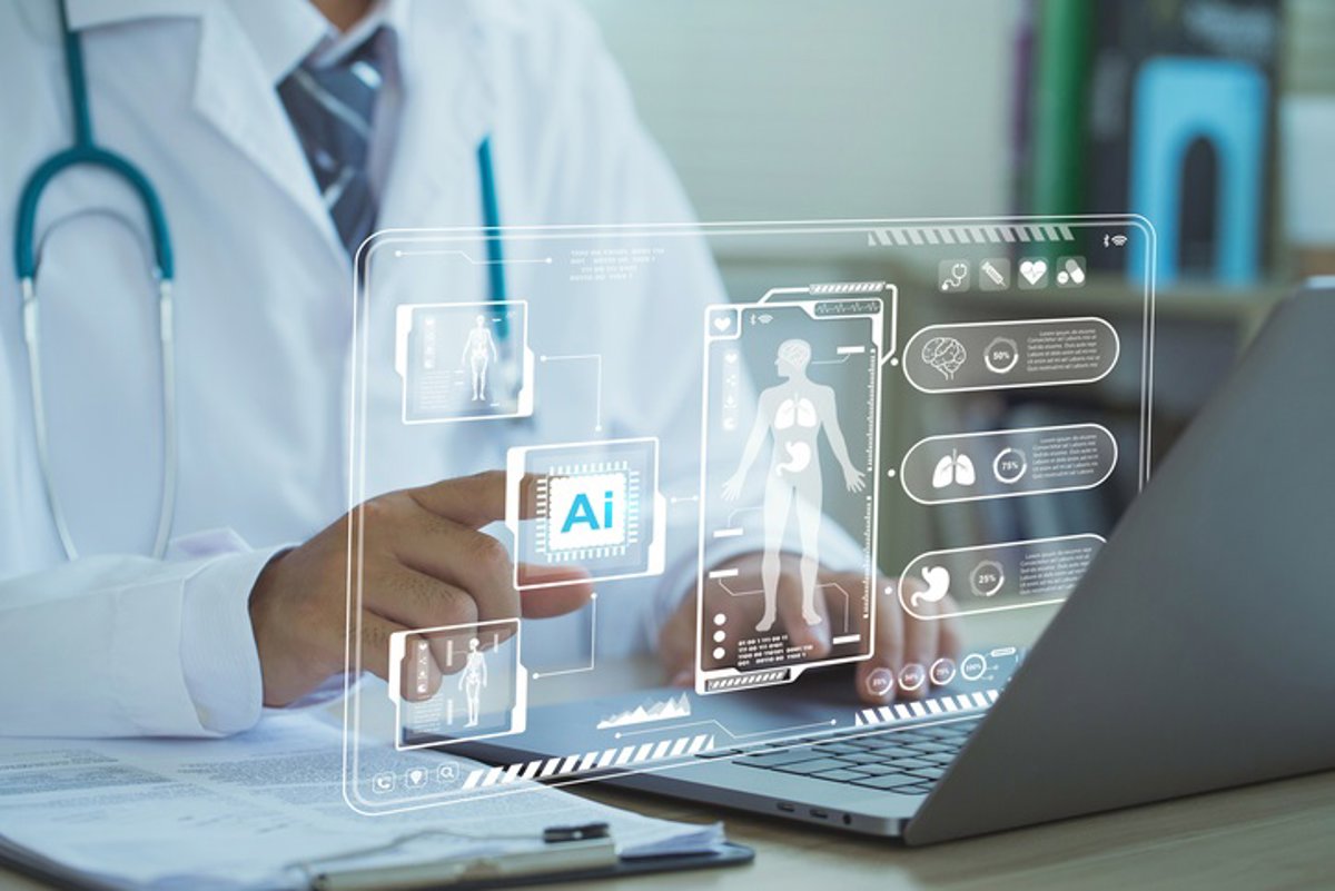 Médico interactuando con tecnología de inteligencia artificial en un ordenador