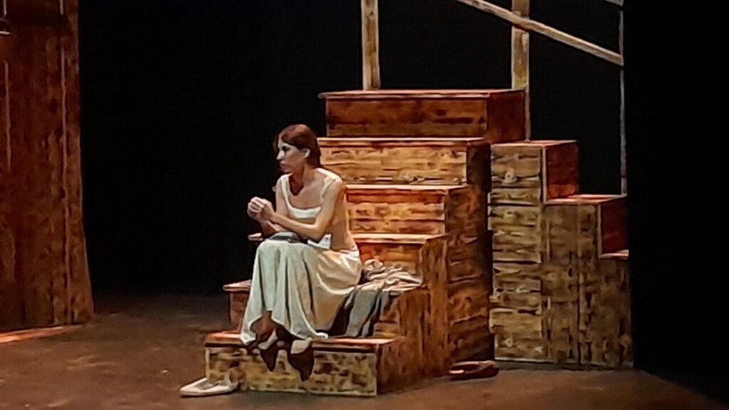 Actriz en escena de la obra Yerma en el Teatro Kursaal